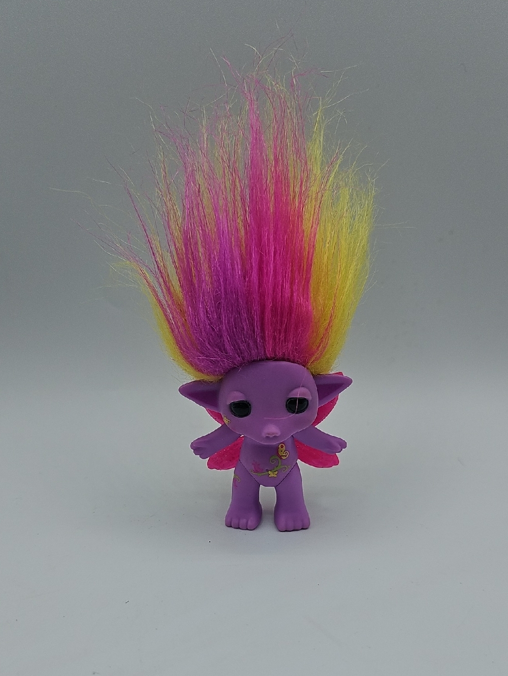 Zelfs medium-sized Buttershy doll with purple skin and neon pink and yellow hair